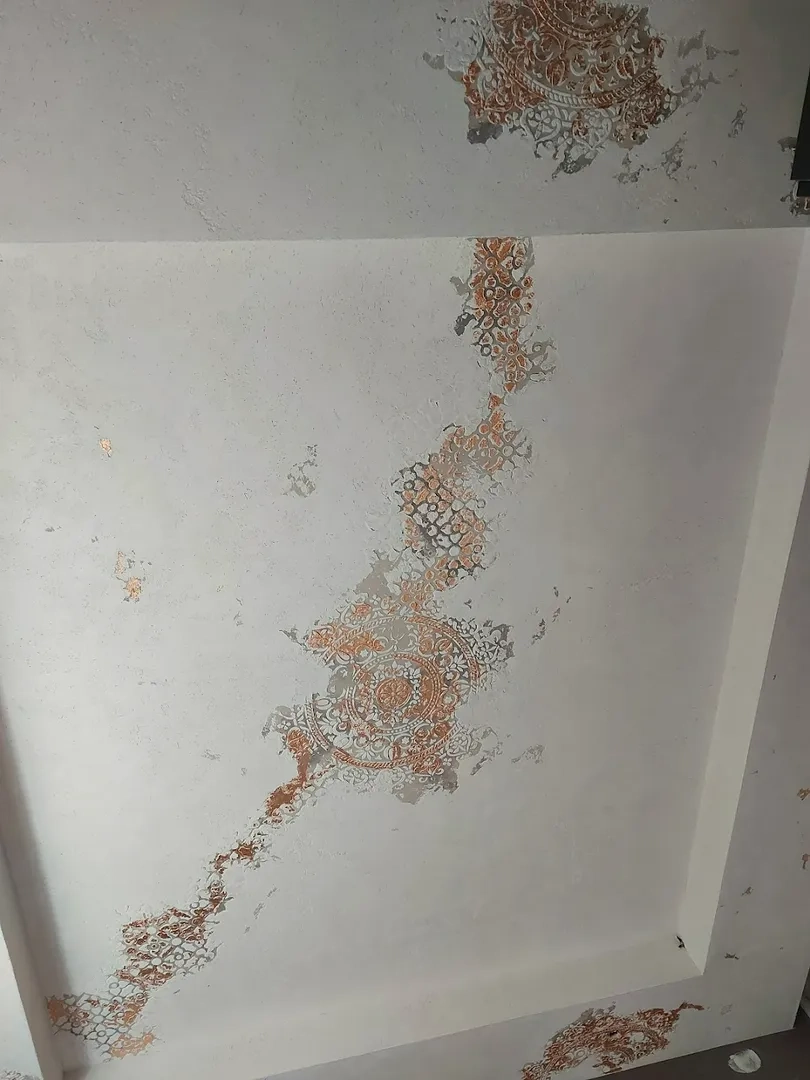 sufity podwieszane w salonie