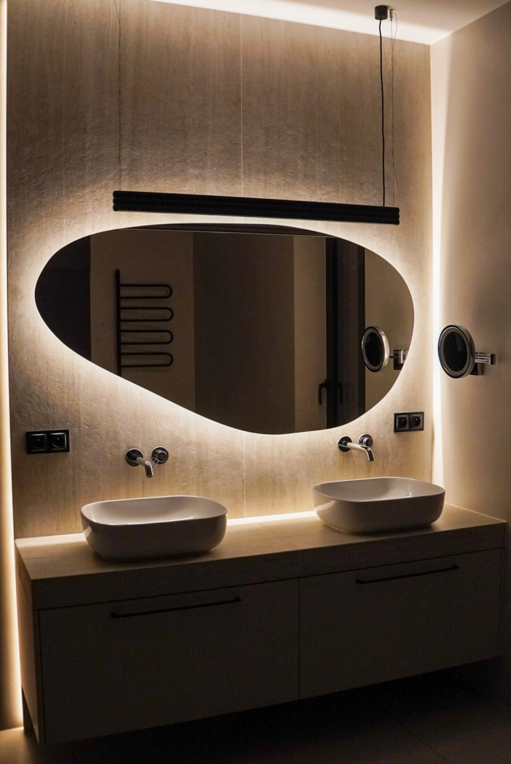 Remont łazienki: nowoczesna aranżacja z podwójną umywalką i podświetlanym owalnym lustrem