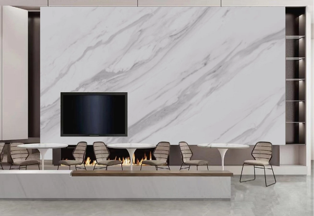 Nowoczesna aranżacja wnętrza z marmurową płytą wielkoformatową, kominkiem, telewizorem i stolikami