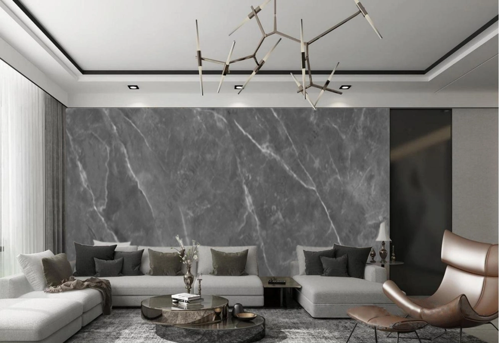 Nowoczesny salon z szarą marmurową ścianą akcentową, jasną sofą i designerskim żyrandolem – aranżacja wnętrz