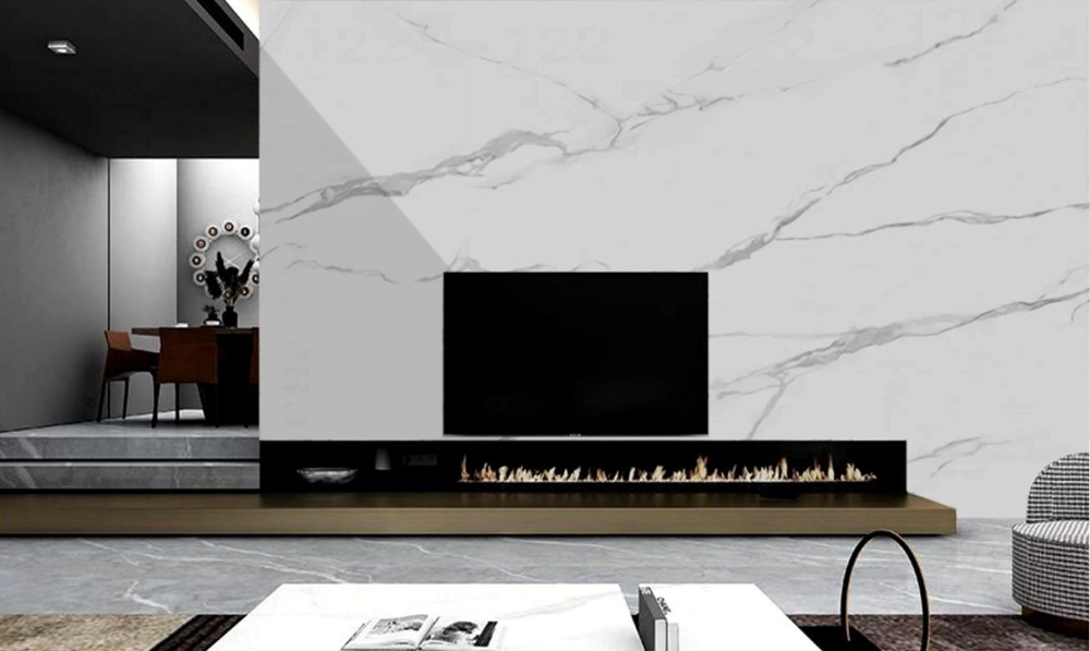 Minimalistyczny salon z marmurową ścianą i podłogą, zabudowanym kominkiem i TV – układanie płytek