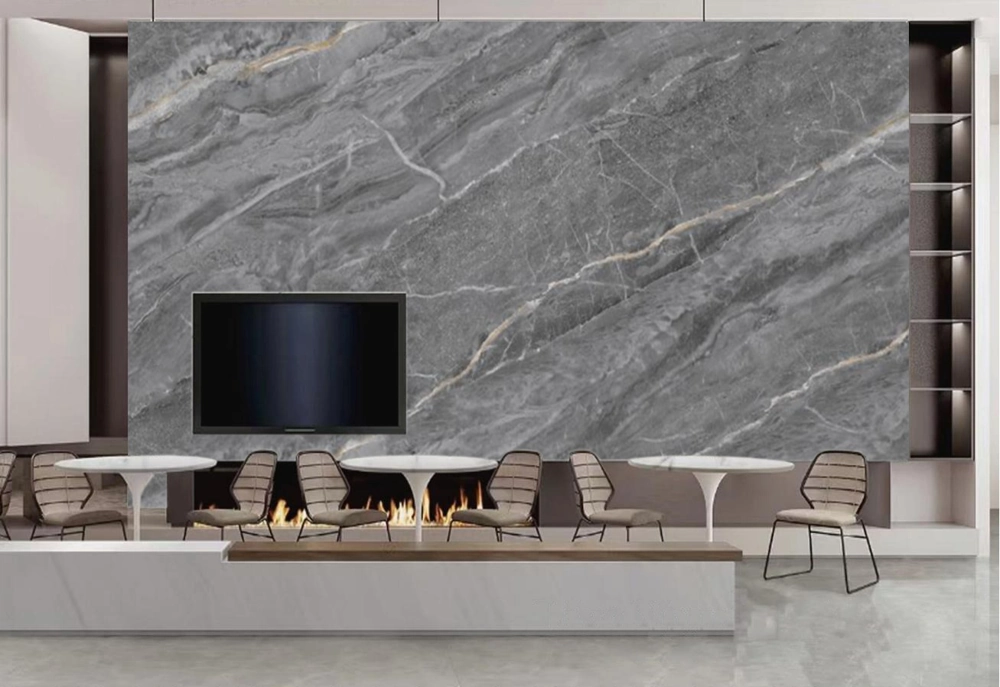 Nowoczesna ściana wykończona szarymi płytkami wielkoformatowymi z kominkiem, telewizorem i stolikami