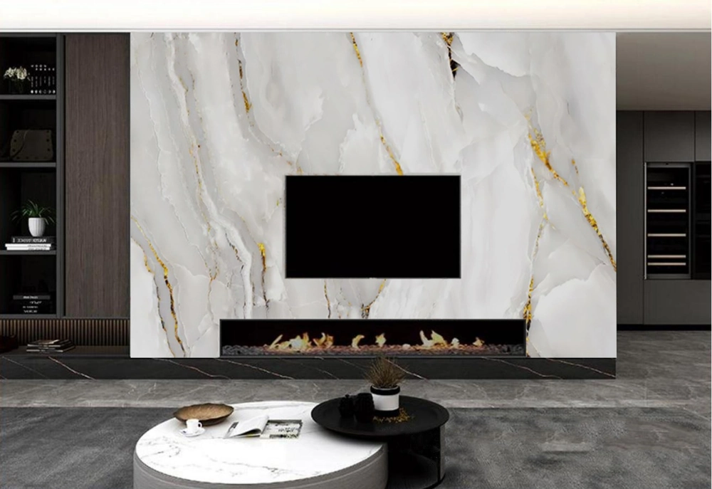 Wnętrze salonu z wielkoformatowymi płytkami marmurowymi na ścianie z kominkiem i stolikiem kawowym