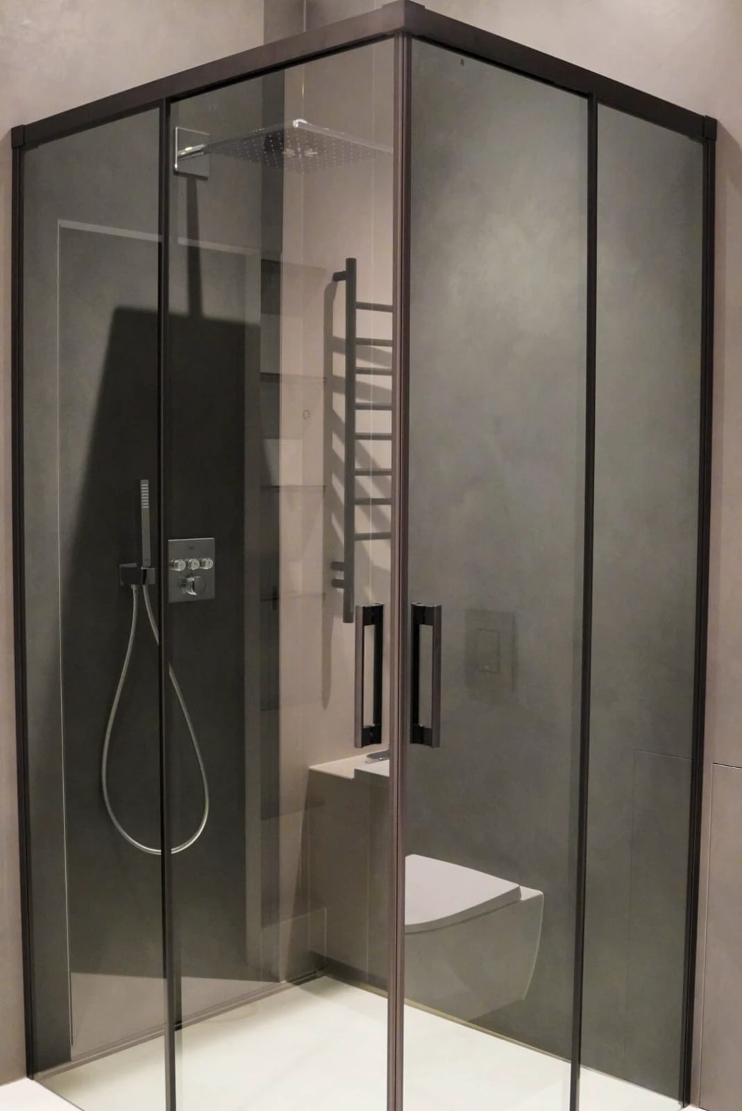 Nowoczesna szklana kabina prysznicowa z czarną ramą, deszczownicą i toaletą – Remont łazienki